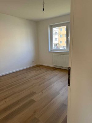 Erstbezug nach Kernsanierung: 2 Zimmer mit Balkon