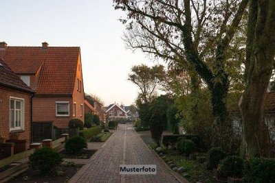 Modernes Einfamilienhaus mit integrierten Garagen und Nebengebäude