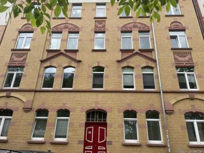 komplett renovierte Dachgeschosswohnung mit Einbauküche im Zentrum
