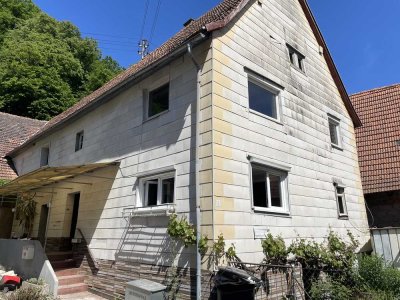 Sanierungsbedürftiges und denkmalgeschütztes Einfamilienhaus mit Scheune!
