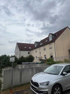 Großzügige 1 ZKB Dachgeschosswohnung mit Balkon in Obertraubling