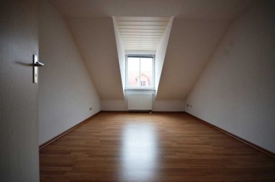 vermiete 2-Raum-DG-Wohnung mitten in Dessau