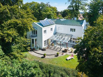 Ein Haus, das keine Wünsche offenlässt - großzügig und 
eingebettet in eine idyllische Ruheoase