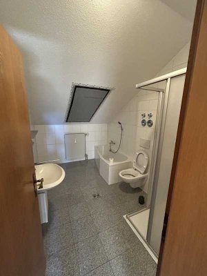 Stilvolle, modernisierte 3-Raum-DG-Wohnung mit Balkon und Einbauküche in Passau