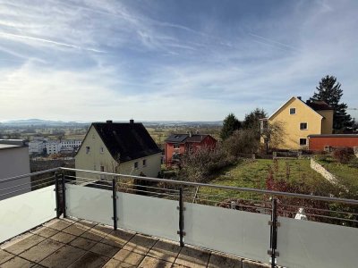 Hochwertige 4ZKB im 1. OG mit großem Balkon und Garagenstellplatz in Cham-West