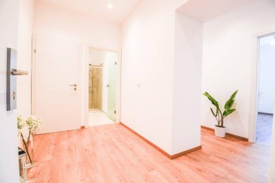 AB 01. JULI VERFÜGBAR I NÄHE BAHNHOF I BALKON VORHANDEN I WG-GEEIGNET I KOMPLETT RENOVIERT I 1. STOCK MIT AUFZUG I HAUSTIERE ERLAUBT I SEHR HELL I DUSCHE UND ECKBADEWANNE I PROJEKT WOHNEN