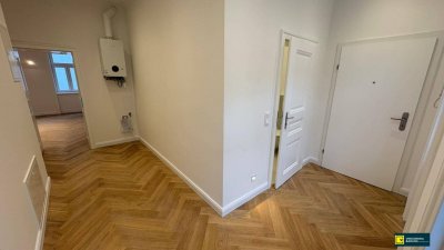 Ideal für Stadtliebhaber: Lichtdurchflutete Altbauwohnung mit Balkon.