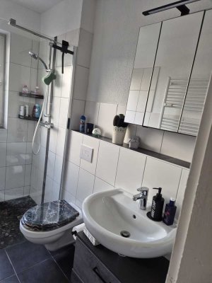 Sehr schöne, sanierte 2 Zimmer-EG-Wohnung mit Balkon, in ruhiger Lage