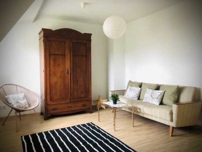 Sehr schöne 3 Zimmer-Dachgeschosswohnung in renovierten Zwei-Parteienhaus