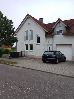 Doppelhaushälfte mit Garten und Garage zu vermieten!