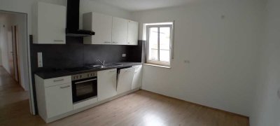 Attraktive 4-Zimmer-EG-Wohnung mit Einbauküche in Deining