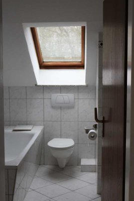 Stilvolle, modernisierte 3-Raum-Dachgeschosswohnung mit geh. Innenausstattung mit Balkon in Neuss