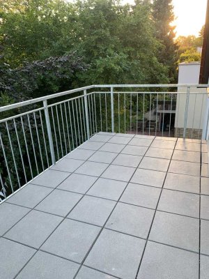 Helle 4-Zimmer-Wohnung mit Balkon in renoviertem Altbau