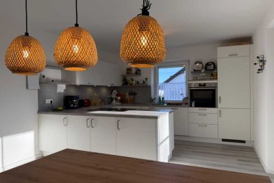 Ein Kurort im eigenen Zuhause: Moderne, neuwertige 4 Zi. Wohnung mit Balkonterrasse, Carport uvm.