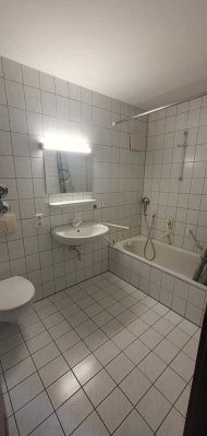 Stilvolle 2-Raum-DG-Wohnung mit Balkon und EBK in Esslingen am Neckar, Stadtteil Hegensberg