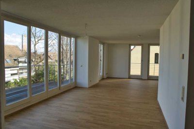 PROVISIONSFREIE WOHNUNG MIT GROSSEM BALKON - Nicht WG geeignet.