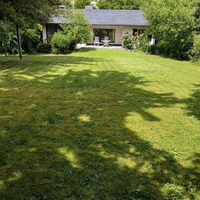 Großer Bungalow im Grünen mit Gartenstudio