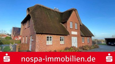 "Golf-Oase" - Reetgedeckte Doppelhaushälfte mit Ferienwohnung mit direktem Marschblick