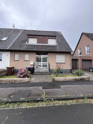 Modernisiertes Reihenhaus mit vier Zimmern und Einbauküche in Frechen