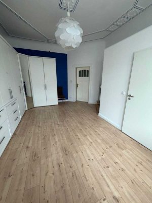 WG-Zimmer für Zwei Personen mit eigenem Badezimmer Frisch Renoviert