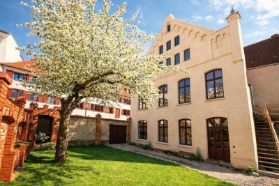 Provisionsfrei: Wohn- und Geschäftshaus in der Altstadt von Wismar mit Hof u. Carport