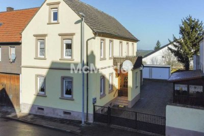 Großes Familienglück: Gepflegtes EFH mit weitläufigem Grundstück und weiteren ca. 350 m² Bauland