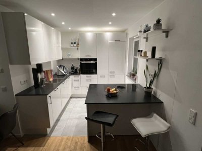 zentrale teilmöblierte 3 Zimmer Wohnung im 4. OG