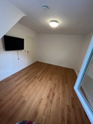 Neuwertige Terrassenwohnung mit zwei Zimmern sowie Balkon und Einbauküche in Hamburg