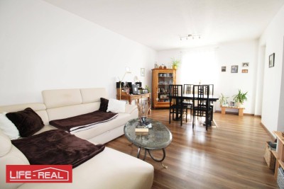 Sanierte, gepflegte 3-Zimmer-Wohnung mit Loggia in generalüberholten Mehrparteienhaus