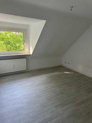 moderne 4 Raum Dachgeschosswohnung