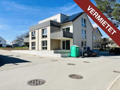 VERMIETET! Helle 4-Zimmer-Neubau-Wohnung samt grossem Balkon, Keller, 1 Stpl. i.d. TG