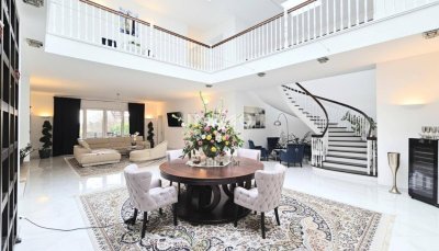 Zeitlose Architektur trifft Großzügigkeit - Designvilla mit Indoor-Pool und Einliegeroption