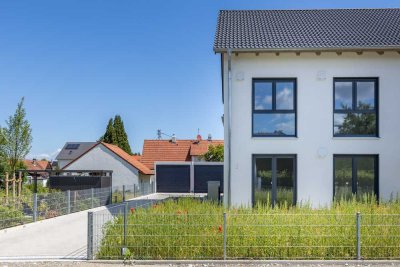 Hochwertige Neubau-Doppelhaushälfte mit XL-Carport & Keller in bester Lage