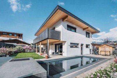 Modernes Einfamilienhaus in hochwertiger Holzbauweise mit Pool, Garten und exklusiver Ausstattung