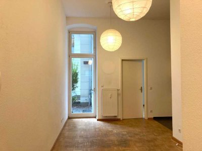 BEZUGSFREI! Erdgeschosswohnung mit 3 Zimmern & einer winzigen Terrasse im Winsviertel