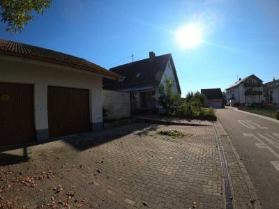 Zweifamilienhaus mit Einliegerwohnung, großem Garten, Doppelgarage & Nebengebäude