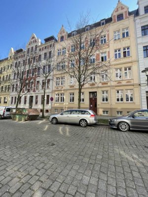 Ab September: moderne 2-Raum-Dachgeschosswohnung mit Balkon & Dielenböden - Übernahme EBK möglich!!