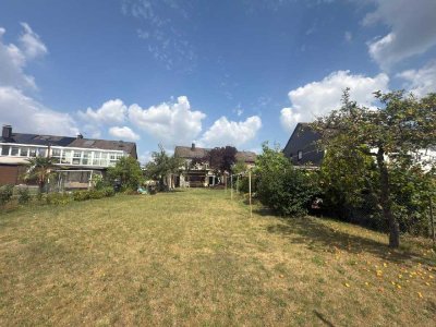 Leverkusen-Rheindorf-Zweifamilienhaus mit 186 m² Wfl., großem 630m² Grundstüc