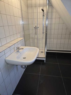 Frisch renoviert - 2 Zimmer im 2 OG