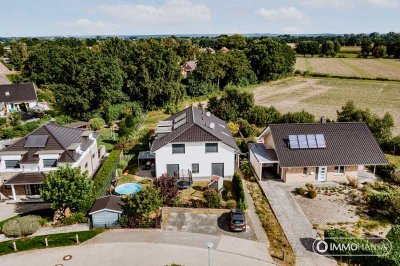 Neuwertiges Niedrigenergiehaus für zwei Familien in ruhiger Feldrandlage!
