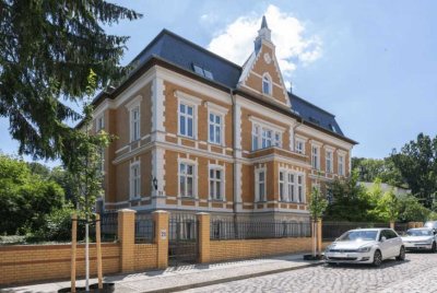 Großzügige Altbau-Wohnung mit Balkon und Wintergarten