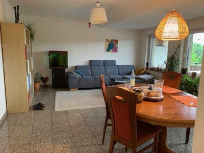 Familie gesucht, 4-Zimmer-Wohnung mit Balkon in Köln Niehl