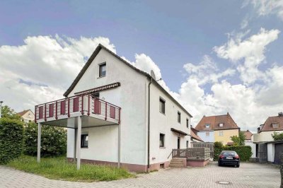Viel Potential bietet dieses zentral gelegene EFH/ZFH in Schwabach mit 2 Garagen