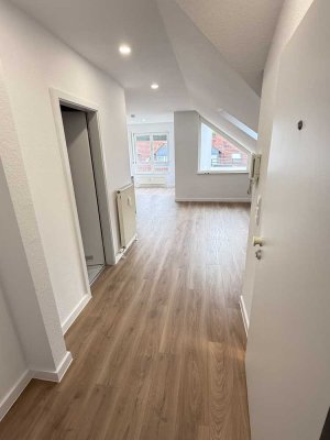 Geschmackvoll sanierte 2-Zi-DG-Wohnung mit gehobener Ausstattung, neuer EBK und 2 Balkonen