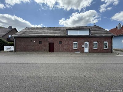 Niederkrüchten-Elmpt: Saniertes Bauernhaus mit Scheune und großer Garage auf 597 m² Grundstück