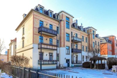 +++ Gehobene 4-Zimmer-Altbauwohnung mit saniertem Bad, 2 Balkonen und sep. Hobbyraum +++