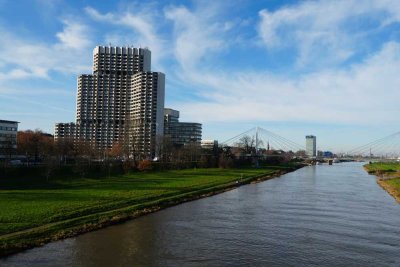 Hochhaus-Living im 18. Stock: Helles 1-Zimmer-Apartment mit Innenstadtblick