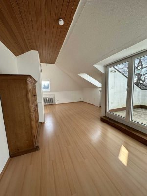 Lichtdurchflutete 2,5-Zimmer-Dachgeschosswohnung mit sonniger Loggia in Starnberg-Percha