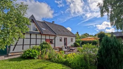 Charmantes Fachwerkhaus mit großem Garten und Platz für Pferde in idyllischer Lage in der Eifel