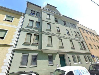 Erstbezug: Sanierter 2 ZIMMER-Altbau, ruhige Terrasse 8,5m², verglaste Loggia 5m², neue Einbauküche!